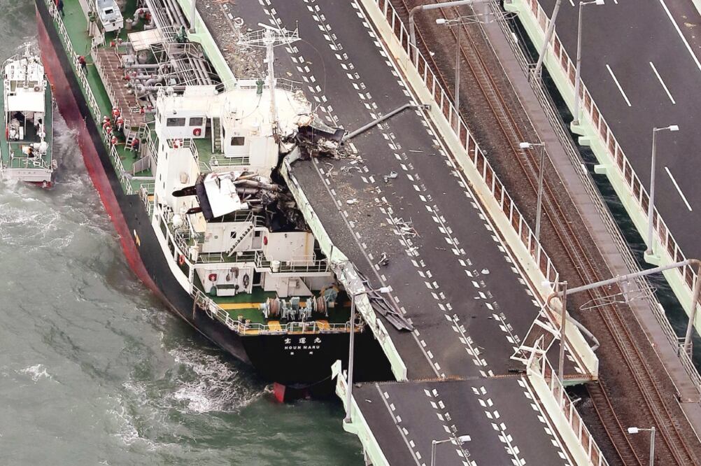 Un buque petrolero se estrelló ayer contra un puente que conectaba con el aeropuerto en Osaka, tras el azote de Jebi . (AP)