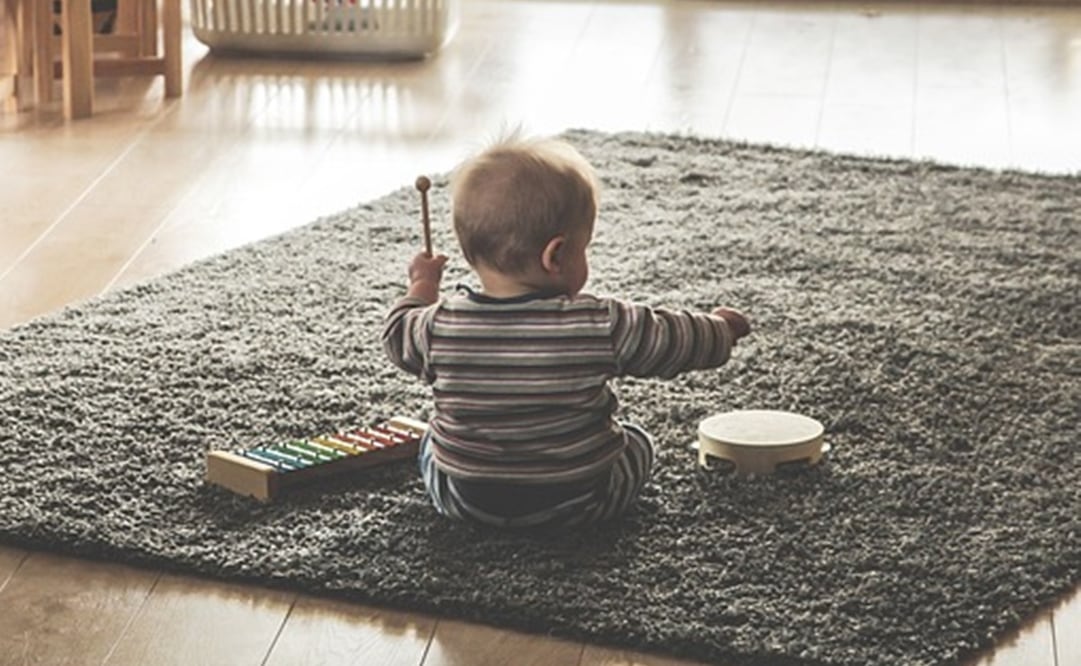 Niño es furor al preferir "I Was Made for Lovin' You" de Kiss en lugar de canciones infantiles. Foto: Pixabay