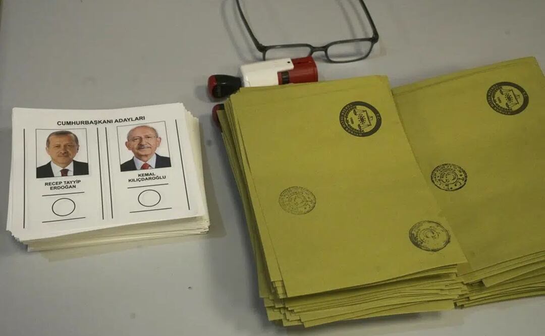 Una boleta con los nombres e imágenes de los dos candidatos a la presidencia, Recep Tayyip Erdogan, a la izquierda, y Kemal Kilicdaroglu, en un centro de votación en Ankara, Turquía. Foto: AP