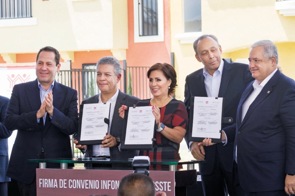 Eruviel Ávila, gobernador del Estado de México; David Penchyna, director del Infonavit; Rosario Robles, titular de Sedatu; José Reyes Baeza, director del ISSSTE, y Luis Antonio Godina Herrera, vocal Ejecutivo del Fovissste (JENIFER NAVA. EL UNIVERSAL)