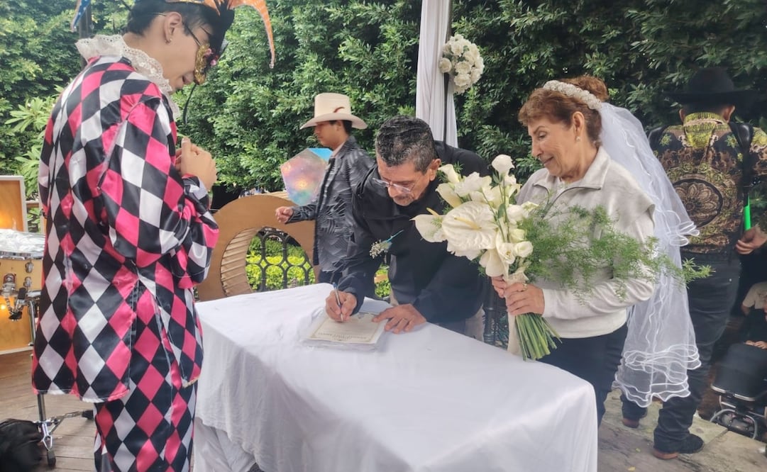Concepción Alfaro y Jorge Pérez, quienes hace 45 años se casaron por el civil “de verdad”, hoy lo hicieron en el Jardín de la Unión. | Foto: Xóchitl Álvarez.