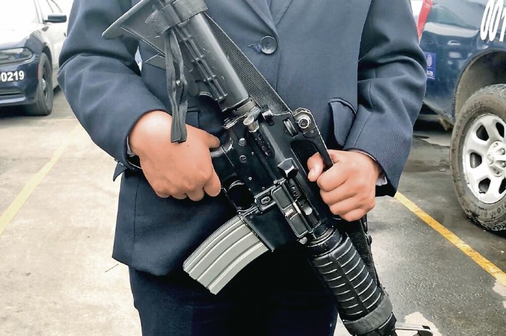 Mariana, mujer escolta del Servicio de Protección Federal, recomienda a las mujeres “que sigan aspirando a algo más y ser mejores cada día” (ALEJANDRO ACOSTA. EL UNIVERSAL)