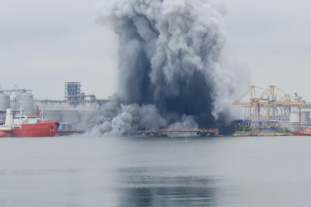 Foto tomada de video, entregada por  OBSERVATOR ANTENA 1, que muestra la explosión del dron en Constanta, Rumania. Foto: AP