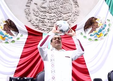 Presidente de San Lázaro se echa "cascarita" con "El Matador" dentro del pleno y lo critican