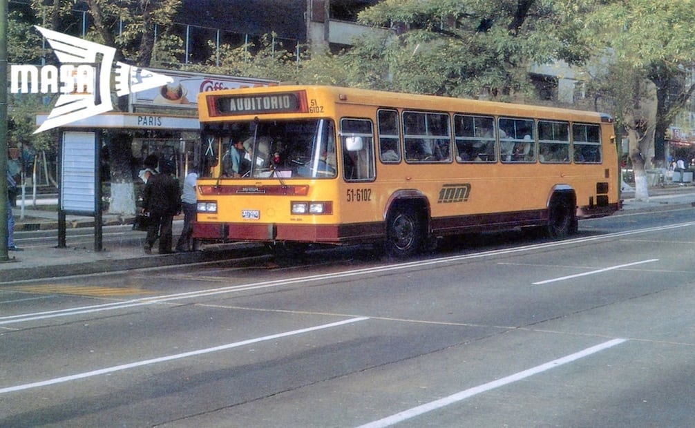 Un autobús de la Ruta 100 en el Paseo de la Reforma, con rumbo al Auditorio Nacional, en la década de los ochenta. Hoy en este sitio se encuentra la estación París del Metrobús. Imagen: Col. Villasana.