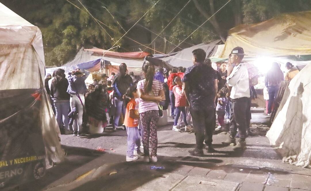 El velorio de Maricela se realizó en el campamento otomí en la colonia Juárez. Foto: Valente Rosas/ El Universal. 