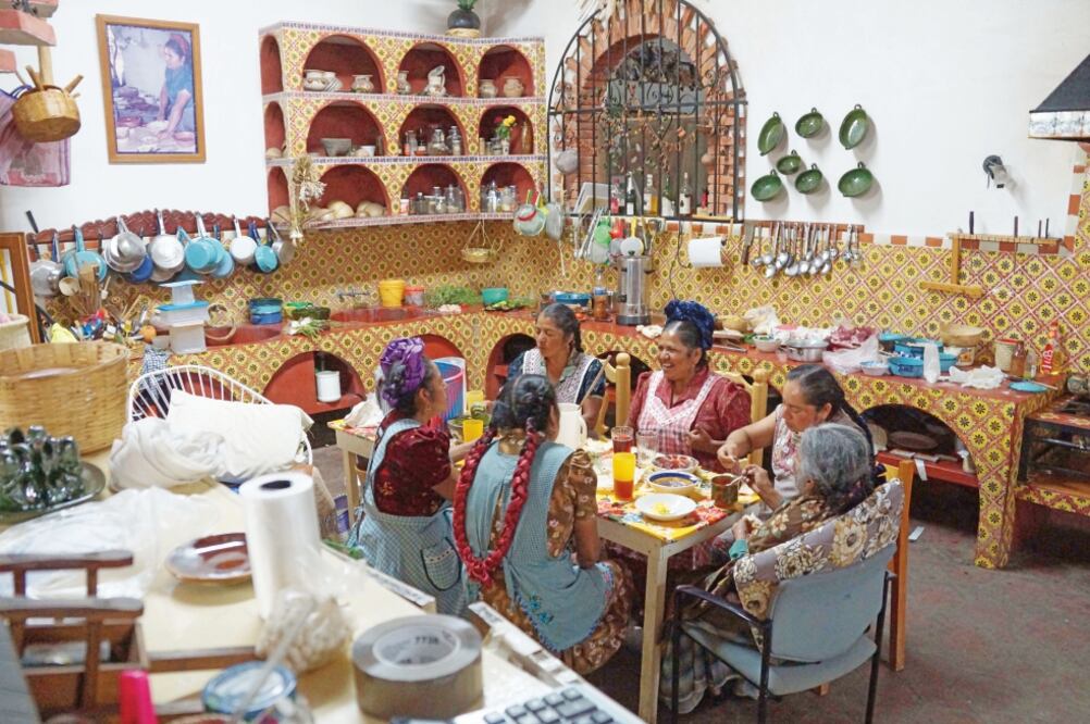 La cocinera tradicional y embajadora de la cultura zapoteca viajará a Sudáfrica para exhibir sus platillos (EDWIN HERNÁNDEZ)