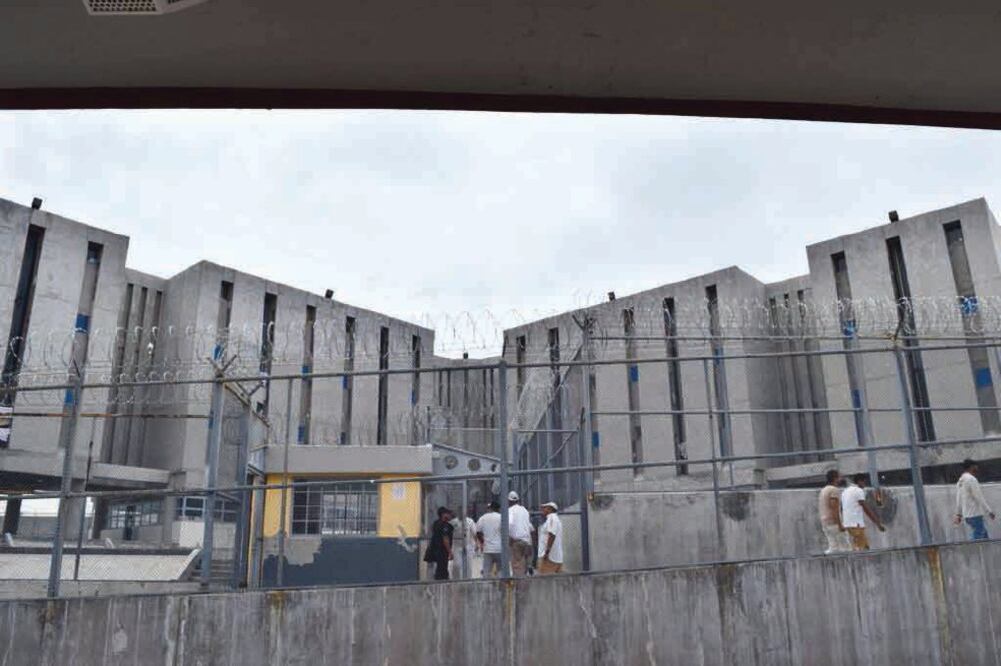 José María Zepeda Padilla, director del penal, también está bajo la lupa porque la comida que abastece el estado para los internos les es vendida en la “tiendita” del centro penitenciario (CARLOS ARRIETA. EL UNIVERSAL)