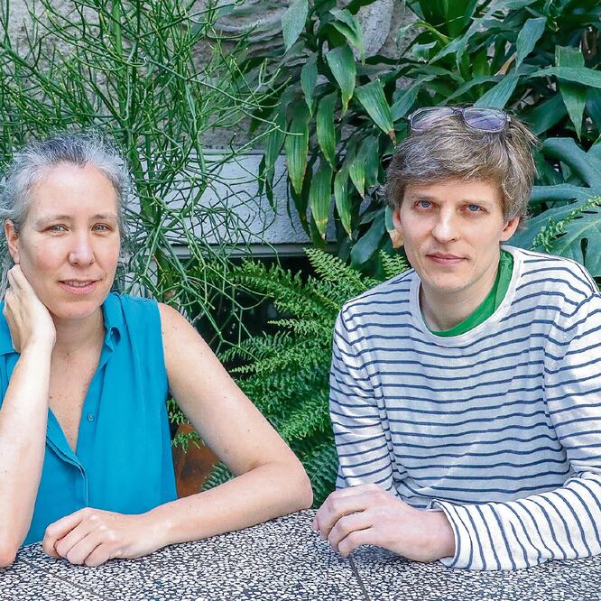 La mexicana Ana Paula Ruiz Galindo y el holandés Mecky Reuss encabezan el estudio de arquitectura Pedro y Juana, que apostó por la Ciudad de México como sede. DIEGO SIMÓN SÁNCHEZ. EL UNIVERSAL