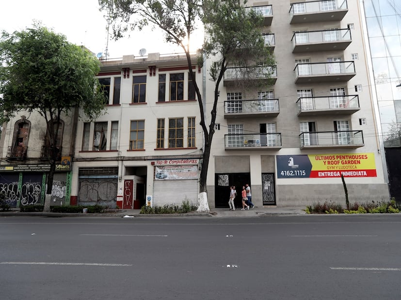 Colonia Juárez. Contraste entre las construcciones antiguas y las nuevas ahora con precios más elevados debido a la llamada gentrificación que consiste en subir los precios de los inmuebles y las rentas ante la demanda de compradores e inquilinos extranjeros. Archivo EL UNIVERSAL.