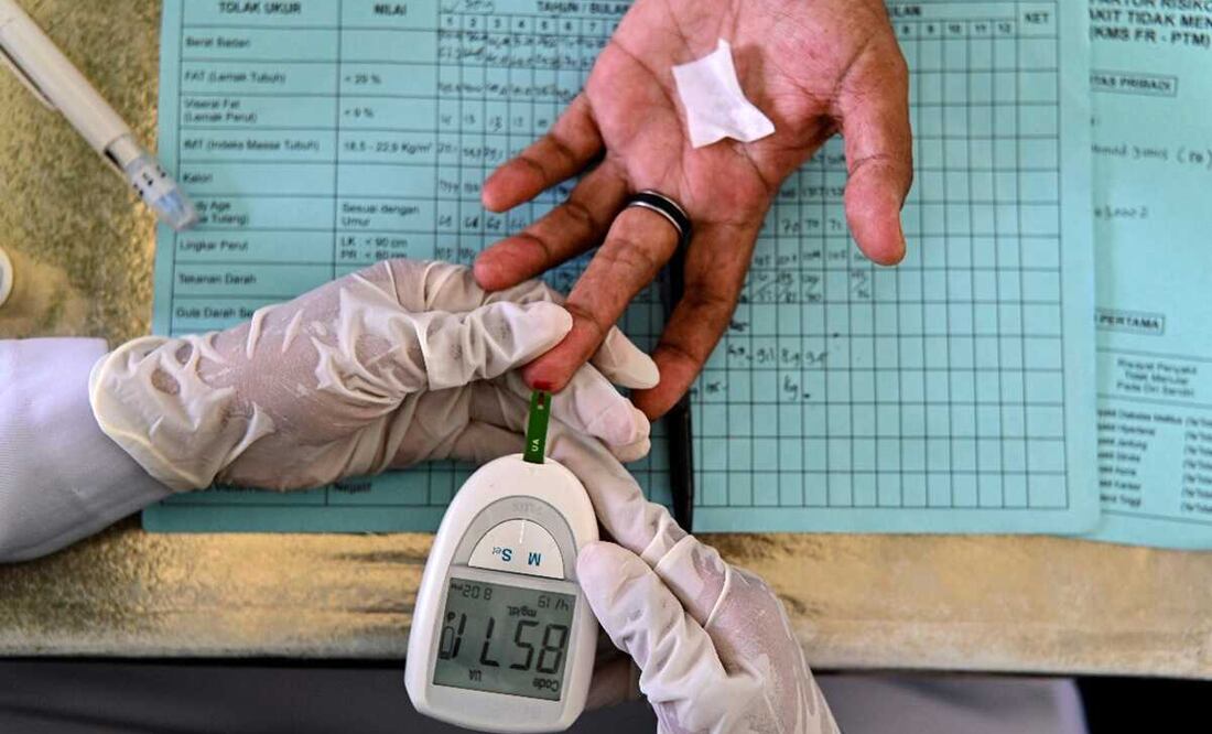 Imagen de un análisis de sangre que detecta diabetes, hipertensión y colesterol. Foto: AFP/ Chaideer Mahyuddin, archivo