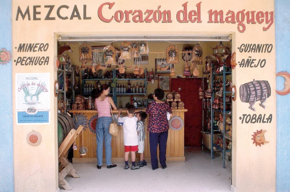 De acuerdo con mezcaleros, sólo 5% de la producción nacional se realiza de manera tradicional. (ARCHIVO EL UNIVERSAL)