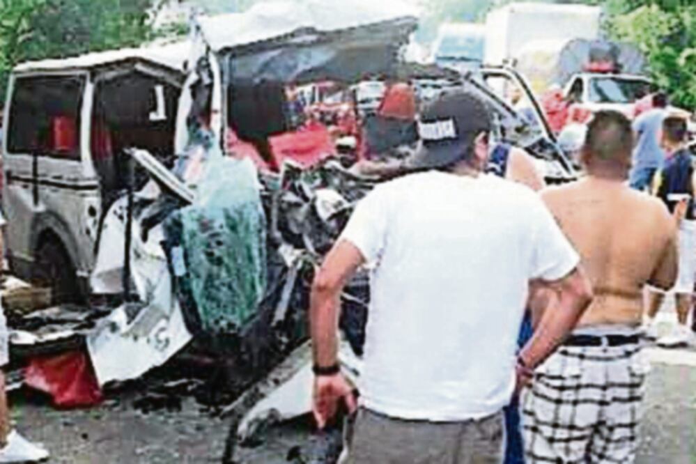 La camioneta en que viajaban se impactó de frente en una curva (PRENSALIBRE.COM)