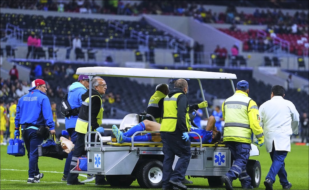 Nicolás Ibáñez abandona el Clásico Joven por lesión y enciende las alarmas en Cruz Azul / FOTO: Imago7