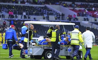 Nicolás Ibáñez abandona el Clásico Joven por lesión y enciende las alarmas en Cruz Azul