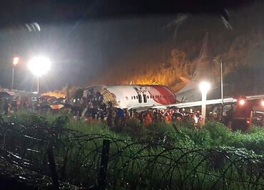 Policía reporta al menos 14 muertos tras accidente de avión en la India