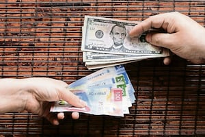 Orden de EU sobre control financiero asfixia acceso bancario de migrantes indocumentados, advierten especialistas; prevén presión sobre remesas 