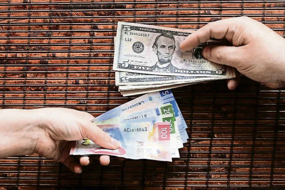 Analistas afirman que las medidas mezclan política financiera, migratoria y de seguridad.