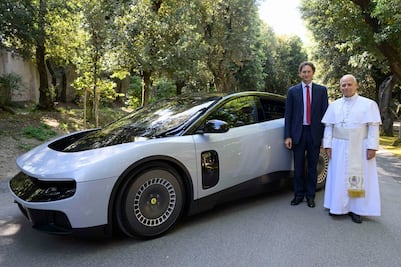 VIDEO: Papa León XIV se sienta al volante del primer Ferrari eléctrico; recibe a directivos de la empresa en Castel Gandolfo