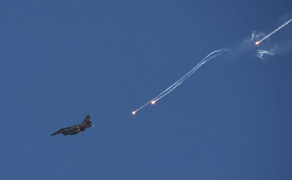 Un avión de combate israelí expulsa bengalas sobre un área cercana a la frontera entre Líbano e Israel. Foto: EFE