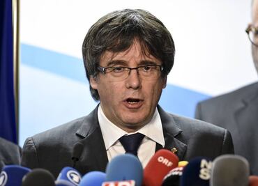Puigdemont ofrece a Rajoy diálogo en el extranjero