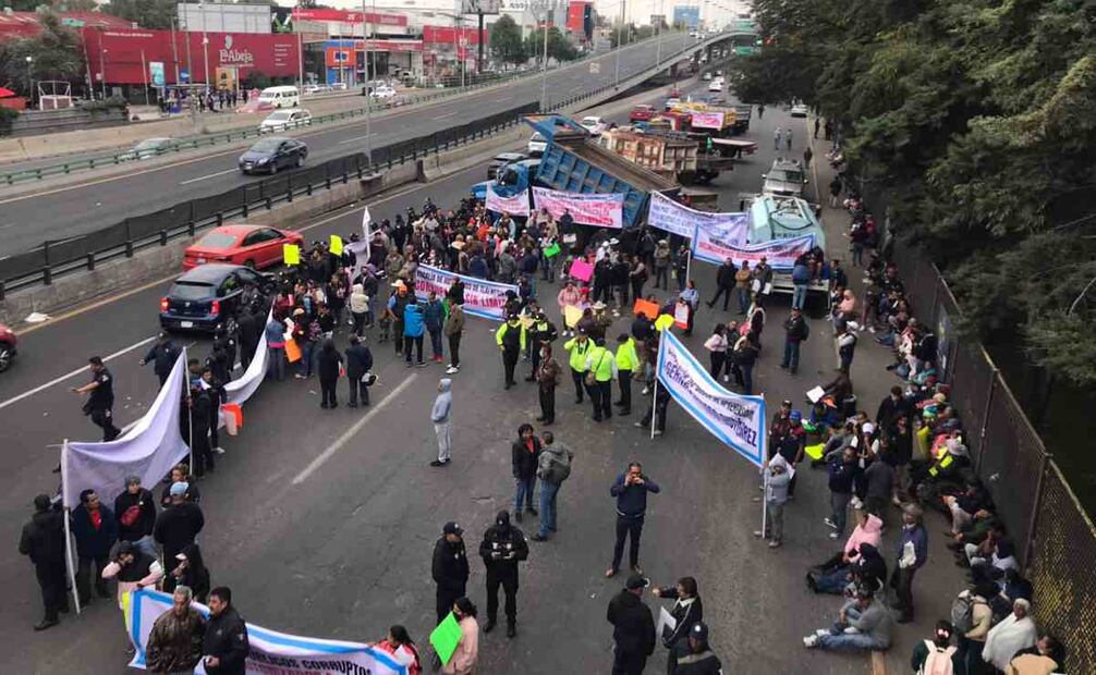 Desde las 10 de la mañana, más de 200 pobladores de Chimalpa llegaron con una decena de camiones que atravesaron en tres de seis carriles de Periférico Norte. Foto: Rebeca Jiménez. EL UNIVERSAL