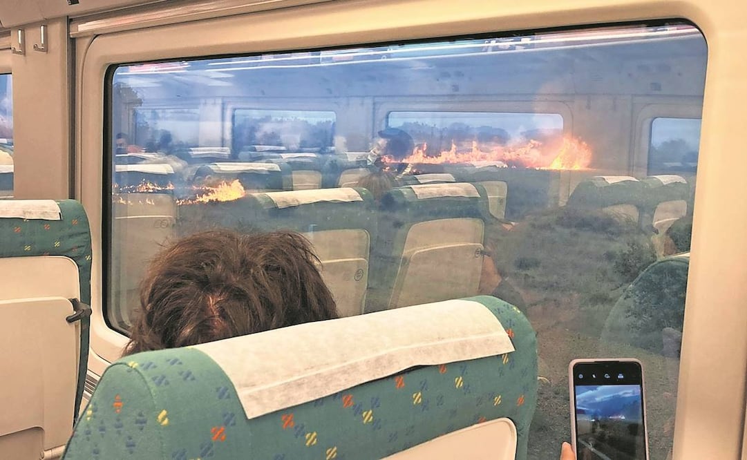 El incendio en Zamora, España, hizo que un tren frenara la marcha. Foto: Francisco Seoane Pérez/ AP.