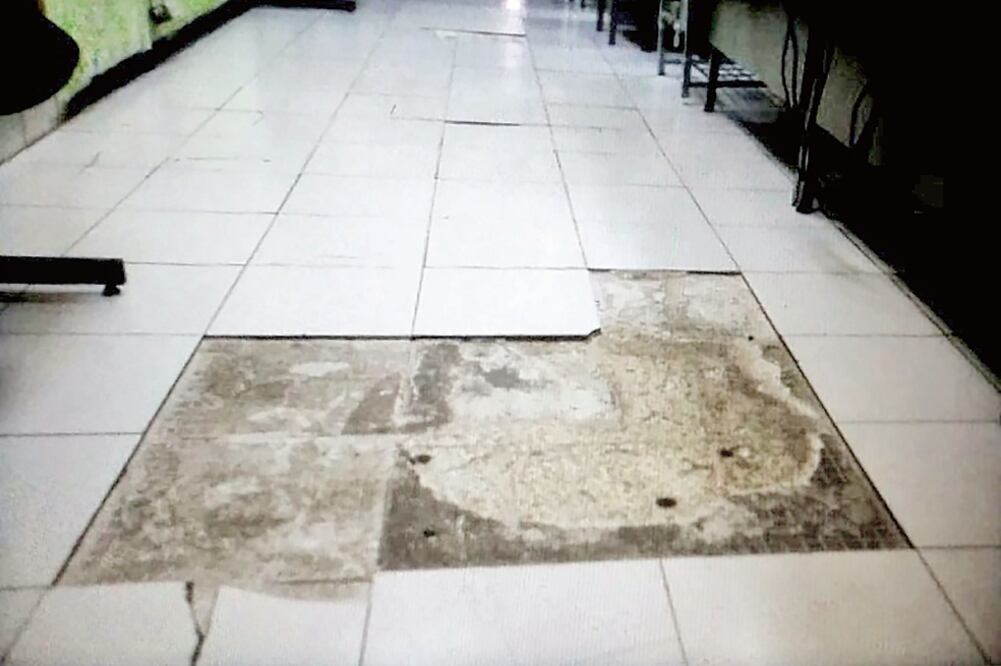 Las instalaciones oficiales están descuidadas; faltan algunos de los mosaicos del piso (ESPECIAL)