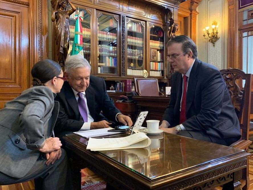El canciller Marcelo Ebrard estuvo con el presidente López Obrador durante la llamada con el primer ministro de Canadá. Foto: Twitter @lopezobrador_