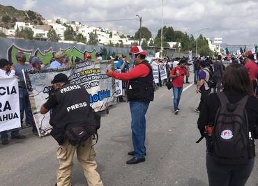Manifestantes intercambian palabras ante encuentro de AMLO con la Conago en SLP