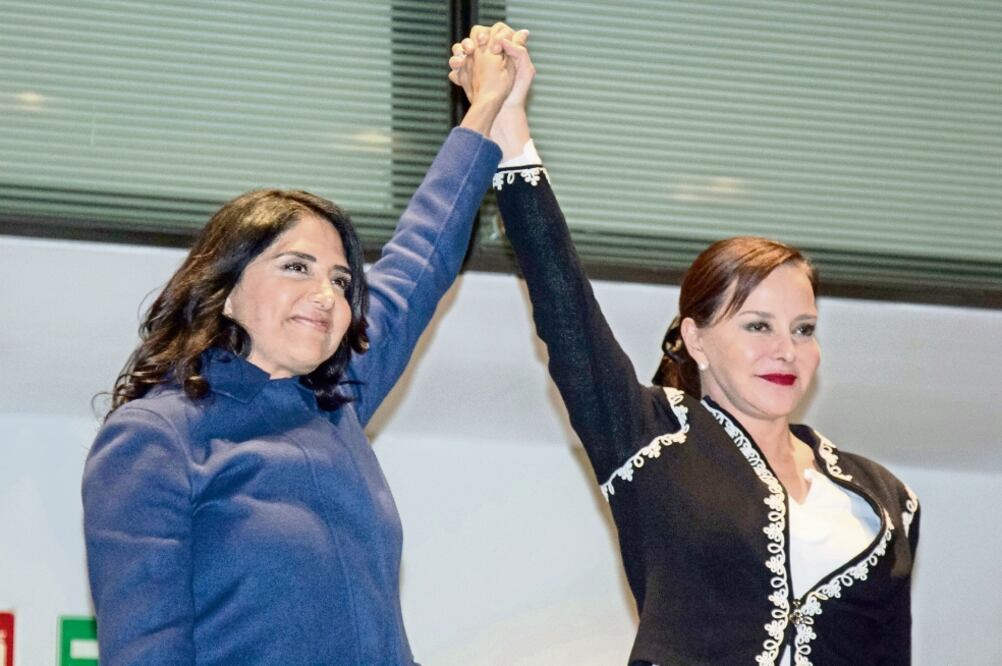 La candidata de Nueva Alianza, Purificación Carpinteyro (der.), pide a sus seguidores que voten todo por Nueva Alianza, con excepción de la jefatura (GALO CAÑAS. CUARTOSCURO)