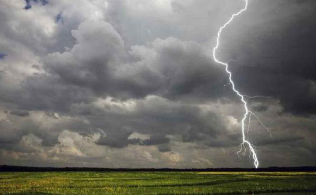 Las autoridades de socorro instaron a la comunidad en general a seguir las recomendaciones de seguridad durante las tormentas eléctricas, como evitar zonas abiertas, no refugiarse bajo árboles y mantenerse alejados de cuerpos de agua y estructuras metálicas. Foto: Pezibear en pixabay