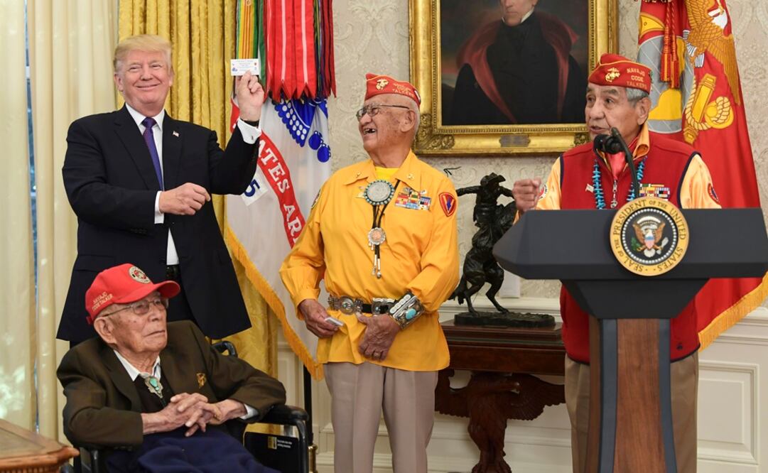 El presidente de Estados Unidos, Donald Trump, durante una reunión con veteranos Navajos en la Oficina Oval. (FOTO: AP)