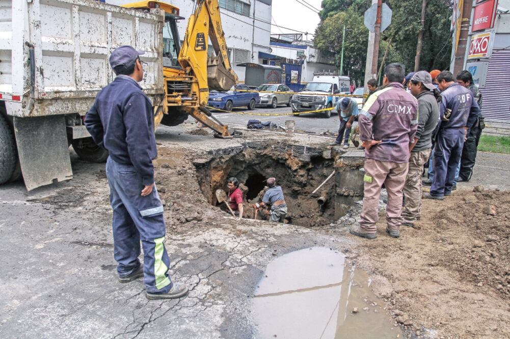 El agujero de tres metros de diámetro y cuatro de profundidad, se abrió la noche del pasado domingo en el cruce de la avenida Popocatépetl y calle San Felipe, los habitantes ya habían reportado la situación (CUARTOSCURO)