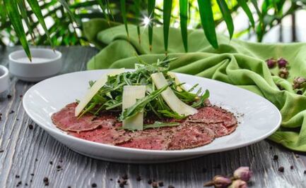 ¿Por qué se recomienda comer las carnes rojas con ensalada verde, según Harvard?