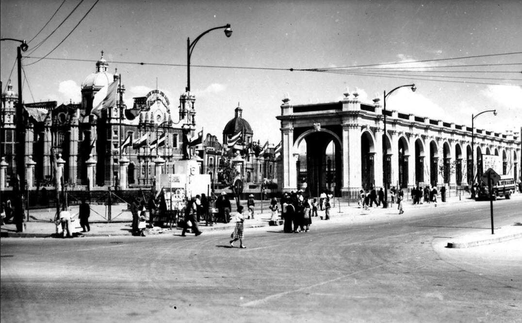 Imagen de las inmediaciones de la antigua Basílica de Guadalupe y la iglesia de Capuchinas, en la década de los cincuenta. Al frente se aprecian los arcos del Portal de Peregrinos, demolidos con el proyecto de la nueva Basílica. Col. Villasana-Torres