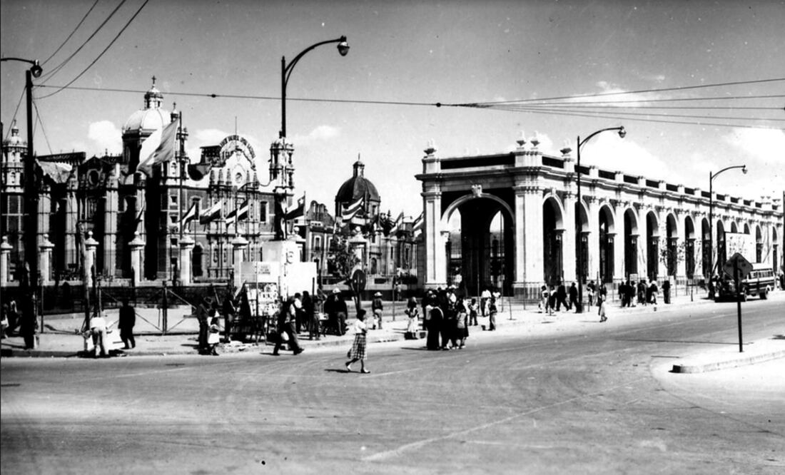 Imagen de las inmediaciones de la antigua Basílica de Guadalupe y la iglesia de Capuchinas, en la década de los cincuenta. Al frente se aprecian los arcos del Portal de Peregrinos, demolidos con el proyecto de la nueva Basílica. Col. Villasana-Torres