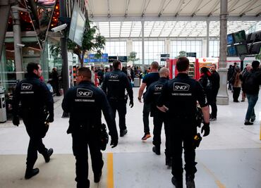 Hombre armado con cuchillo causa pánico en estación de París