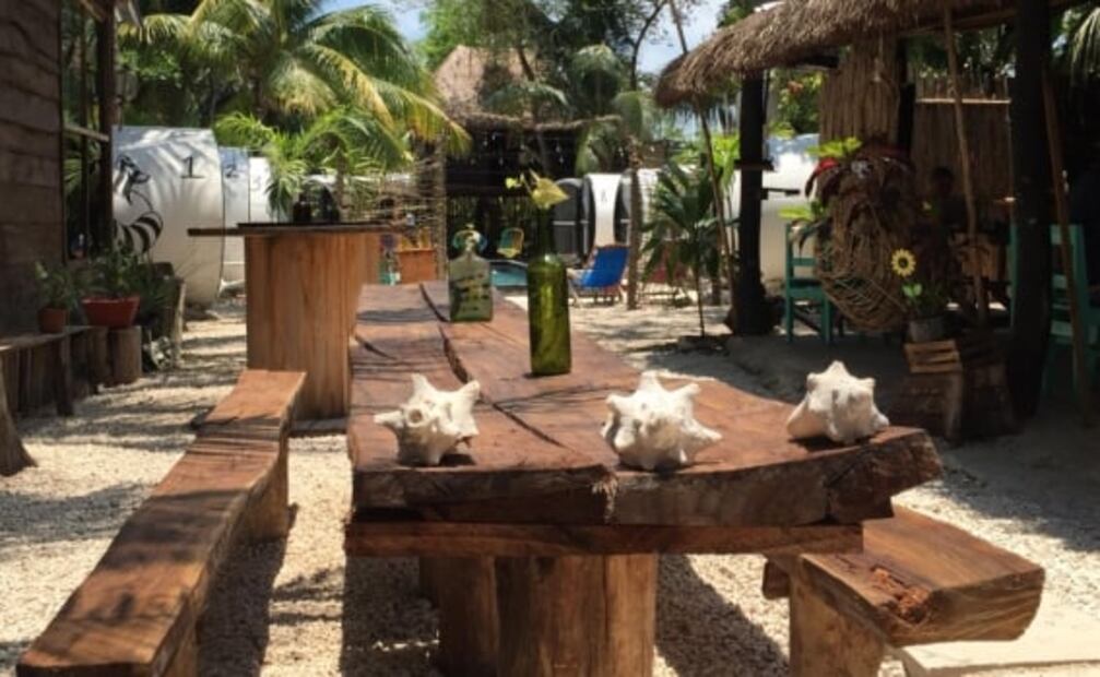 Duerme dentro de un tubo, en Bacalar