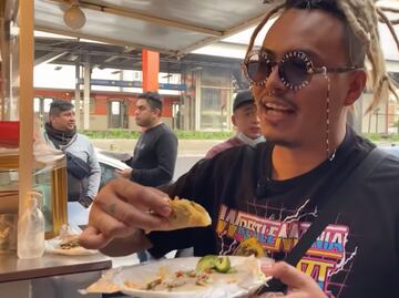 Youtuber da un tour gastronómico a los mejores puestos de comida callejera