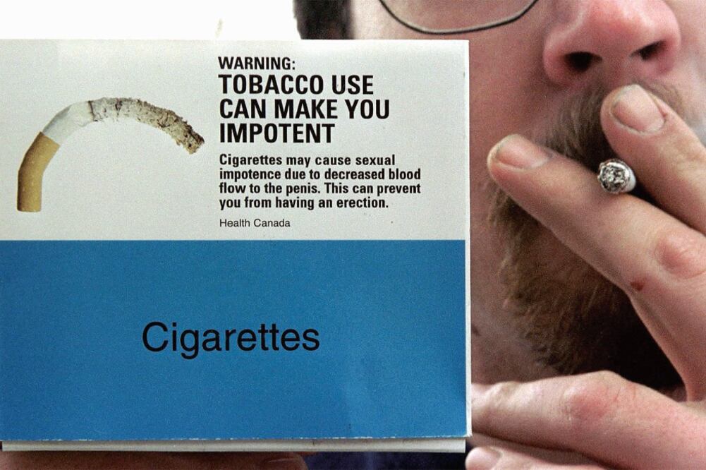 En la actualidad los empaques en todo el mundo incluyen imágenes y textos que intentan disuadir a fumadores e informan sobre los efectos del tabaco (ARCHIVO. REUTERS)
