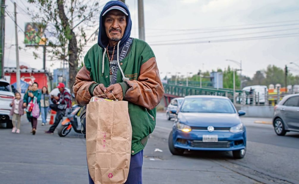 Dalia Dávila entrega despensas a adultos mayores, a quienes también escucha cuando piden su ayuda. Foto: Santiago Reyes / EL UNIVERSAL
