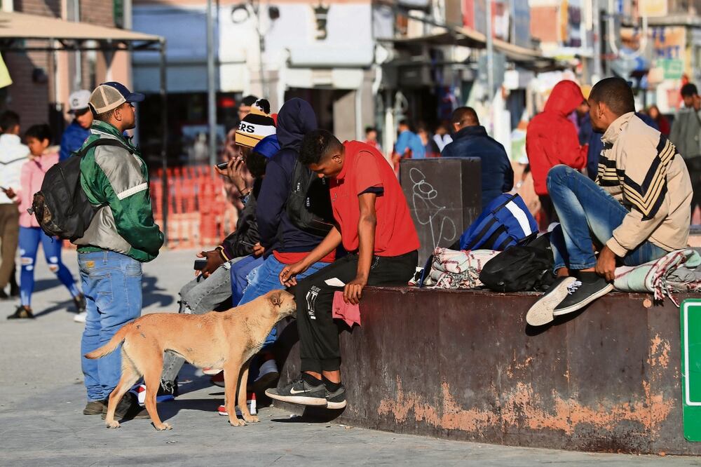 Migrantes en una plaza pública en Ciudad Juárez, Chihuahua, a la espera de encontrar un albergue en marzo pasado.
