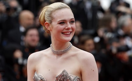 El arriesgado vestido metálico de Elle Fanning con pezoneras joya
