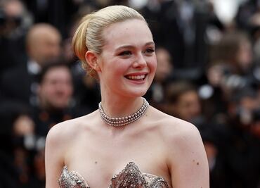 El arriesgado vestido metálico de Elle Fanning con pezoneras joya