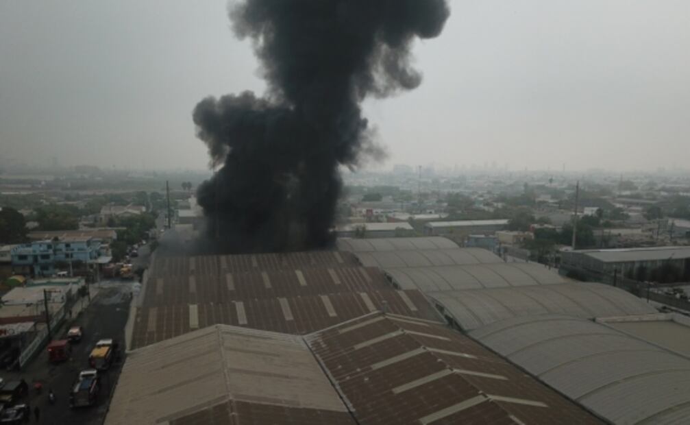 Evacuan a 500 personas por incendio de bodega de químicos en Nuevo León