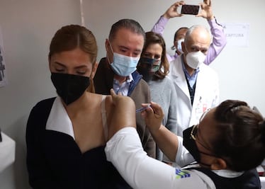 Desmienten que gobernador de Sinaloa y su esposa fueron vacunados contra Covid-19