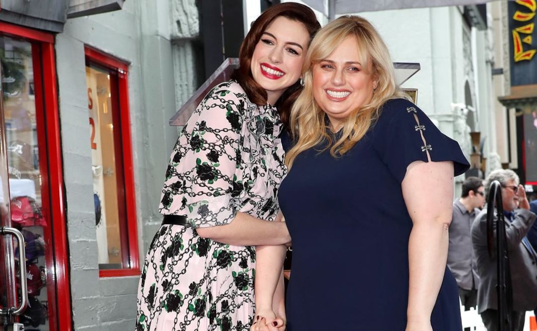 Anne Hathaway posa con la coprotagonista de "The Hustle" Rebel Wilson en la ceremonia donde recibió estrella en el Paseo de la Fama. Foto:EFE