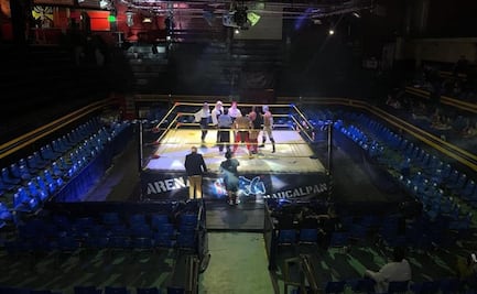 Sancionan a médico que participó en una función de lucha libre a puerta cerrada