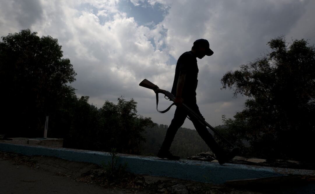 An armed member of a vigilante group patrols in Filo de Caballos, Guerrero state - Photo: Rebecca Blackwell/AP